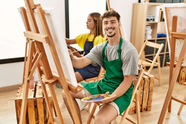 Mladý Hispánský Umělec Pár Usměvavý Šťastný Kresba Výtvarném Studiu — Stock fotografie