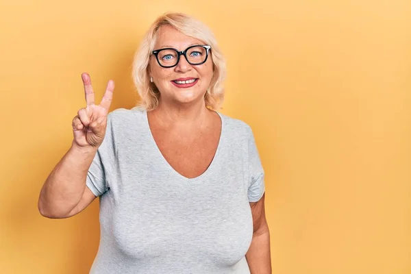 Middle Age Blonde Woman Wearing Casual Clothes Glasses Smiling Happy — 图库照片