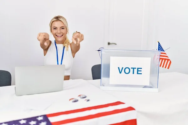 Молодая Кавказская Женщина Выборах Американскую Политическую Кампанию Указывает Тебя Камеру — стоковое фото