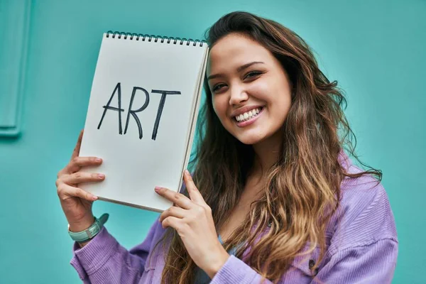 Joven Estudiante Arte Hispana Sonriendo Feliz Sosteniendo Cuaderno Ciudad — Foto de Stock