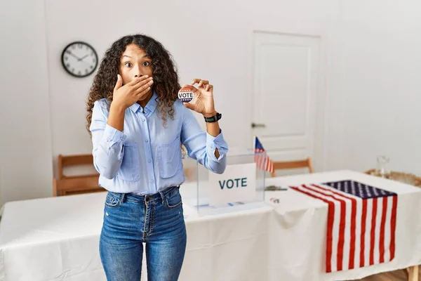 投票によって政治運動に立っている美しいヒスパニック系の女性は間違いのための手で口をカバーショックを受けた 秘密の概念 — ストック写真