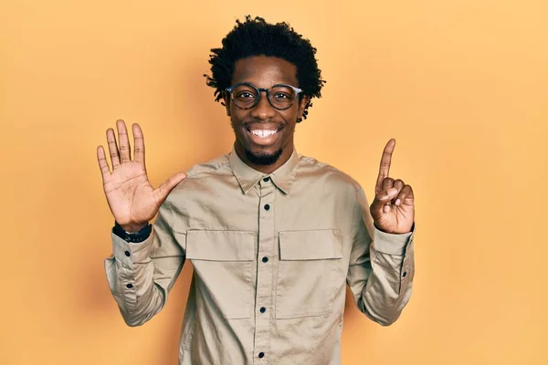Młody Afroamerykanin Luźnych Ubraniach Okularach Pokazujący Wskazujący Palcami Numer Sześć — Zdjęcie stockowe