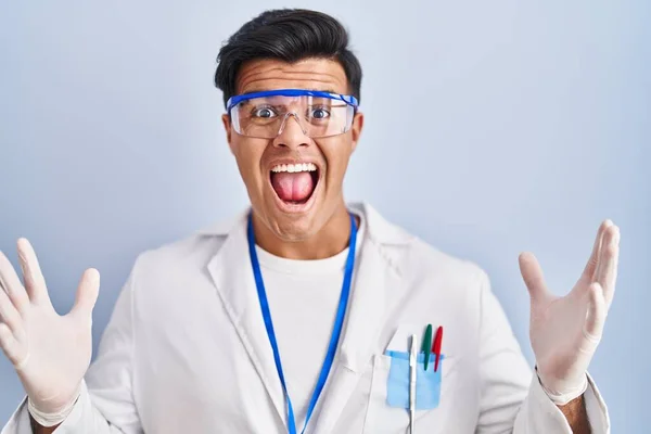 Uomo Ispanico Che Lavora Come Scienziato Che Celebra Pazzo Stupito — Foto Stock