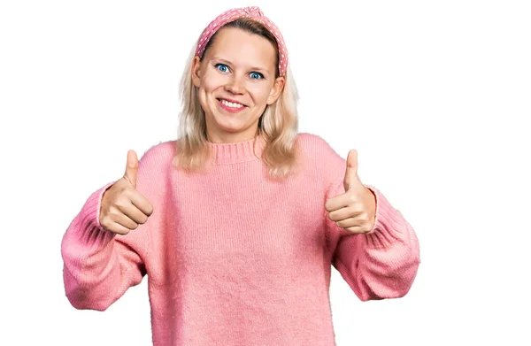 Ung Kaukasiska Kvinna Bär Casual Kläder Godkänner Gör Positiv Gest — Stockfoto