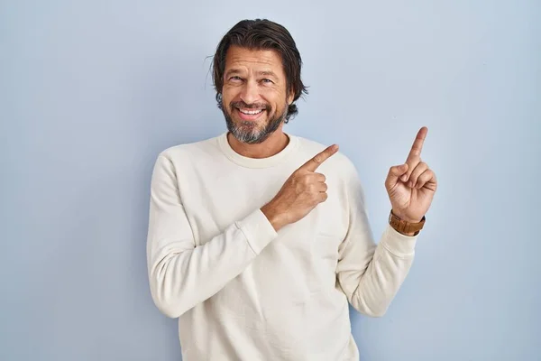 Handsome Middle Age Man Wearing Casual Sweater Blue Background Smiling — Stockfoto