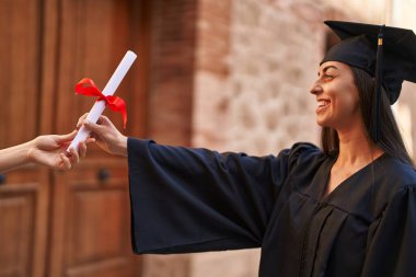 Üniversitede diploması olan, üniformalı genç İspanyol bir kadın.