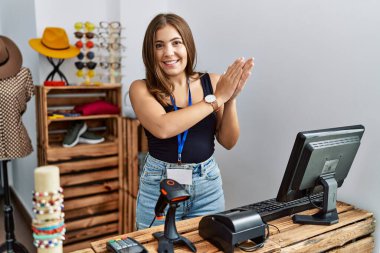 Genç esmer kadın perakende dükkanında açık mesajla pankart tutuyor mutlu ve neşeli alkışlıyor, gururla gülümsüyor. 