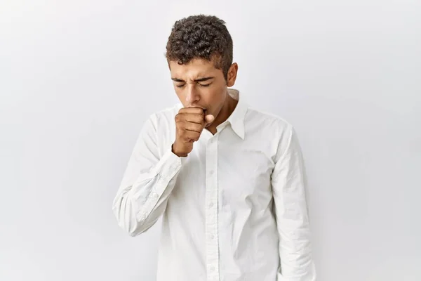 孤立した背景感の上に立つ若いハンサムなヒスパニック系の男性は具合が悪く 風邪や気管支炎の症状として咳をしています ヘルスケアの概念 — ストック写真