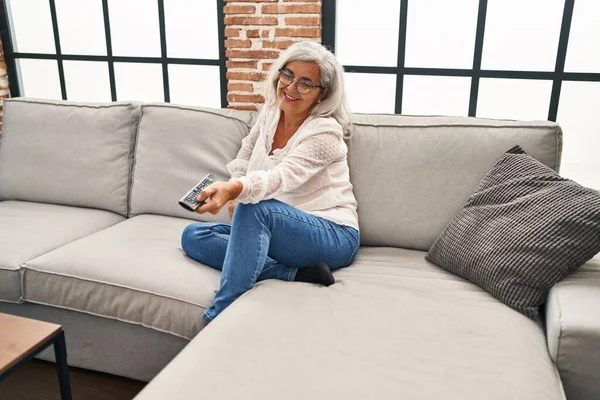 Middle Age Woman Watching Movie Sitting Sofa Home — Stockfoto