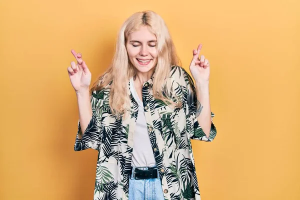 Beautiful Caucasian Woman Blond Hair Wearing Tropical Shirt Gesturing Finger — Stock Photo, Image