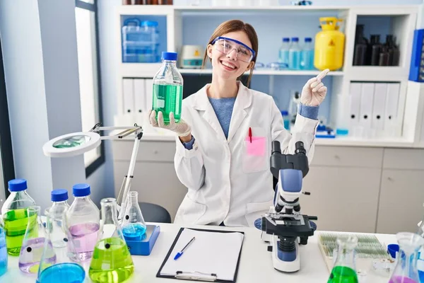 Молода Брюнетка Працює Науковій Лабораторії Усміхнений Щасливий Вказуючи Рукою Пальцем — стокове фото