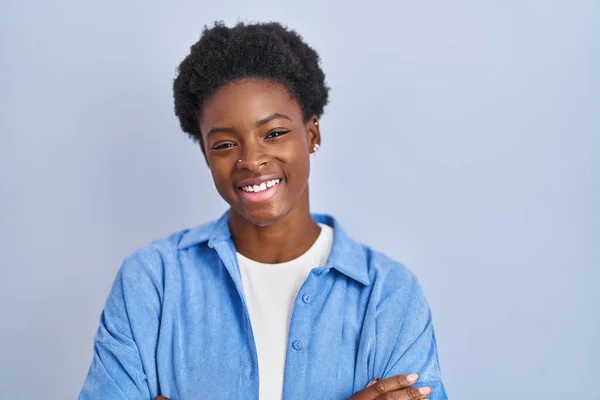 Mujer Afroamericana Pie Sobre Fondo Azul Cara Feliz Sonriendo Con — Foto de Stock