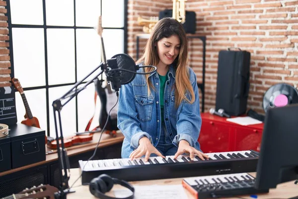 Genç Spanyol Kadın Müzisyen Müzik Stüdyosunda Piyano Çalıyor — Stok fotoğraf