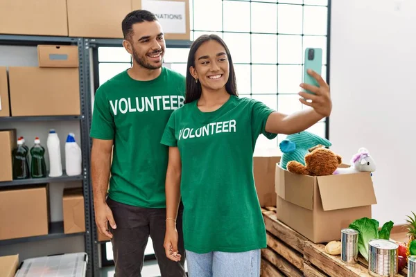 Νέοι Λατίνοι Εθελοντές Ζευγάρι Χαμογελώντας Ευτυχισμένοι Κάνοντας Selfie Από Smartphone — Φωτογραφία Αρχείου