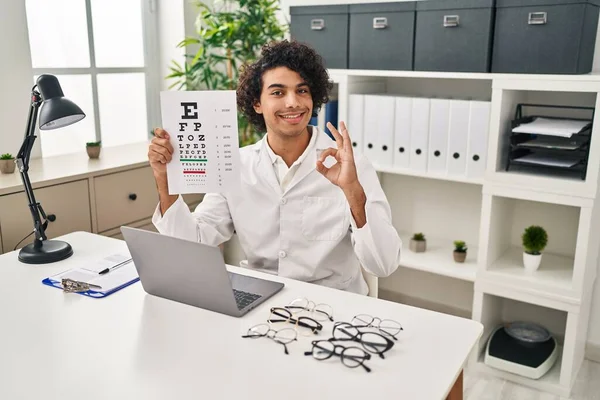 Spaanse Man Met Krullend Haar Met Gezichtsvermogen Medisch Onderzoek Doet — Stockfoto