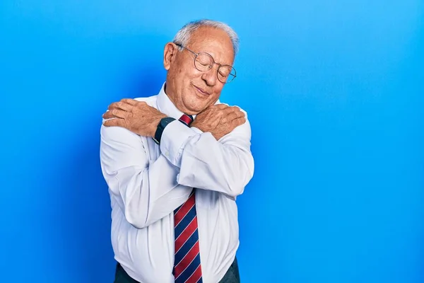 Senior Man Grey Hair Wearing Business Suit Tie Hugging Oneself — Stock fotografie