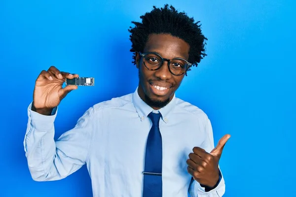 Ung Afrikansk Amerikansk Man Håller Ssd Minne Ler Glad Och — Stockfoto