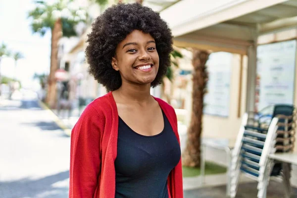 站在城里快乐地微笑着的年轻的非洲裔美国姑娘 — 图库照片