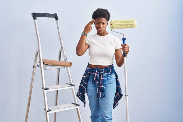 Africano Americano Mulher Segurando Rolo Pintor Atirando Matando Apontando Mão — Fotografia de Stock