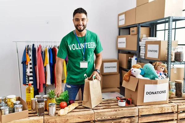 Jonge Arabier Man Draagt Vrijwilliger Uniform Bereiden Boodschappen Papieren Zak — Stockfoto