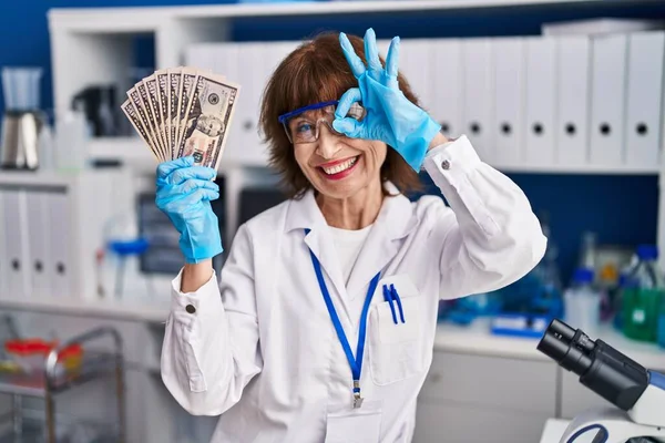 Женщина Средних Лет Работающая Лаборатории Учёных Держит Деньги Улыбаясь Счастливо — стоковое фото