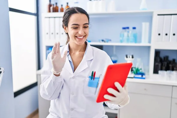 Giovane Donna Bruna Che Lavora Presso Laboratorio Scienziato Facendo Chiamata — Foto Stock