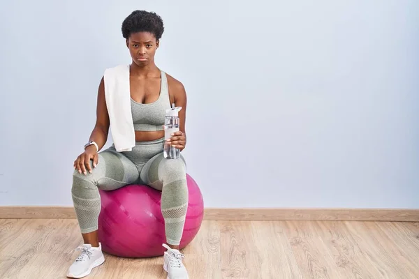 Afroamerikansk Kvinna Sportkläder Sittande Pilates Boll Deprimerad Och Oroa Sig — Stockfoto