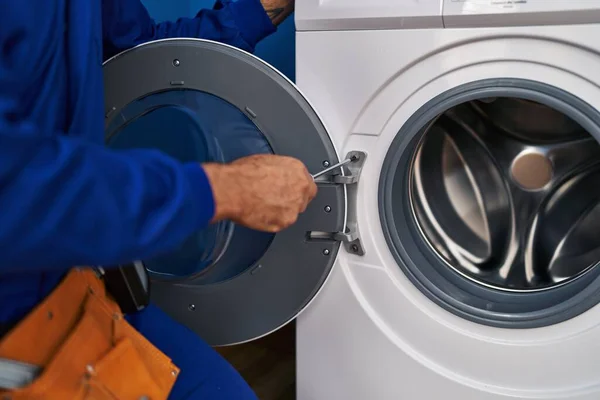 Çamaşır Odasında Çamaşır Makinesini Tamir Eden Genç Spanyol Teknisyen — Stok fotoğraf