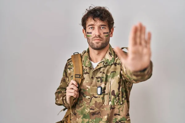 Hispanic Young Man Wearing Camouflage Army Uniform Doing Stop Sing — Fotografia de Stock