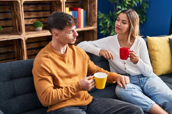 Junger Mann Und Frau Trinken Kaffee Hause Auf Dem Sofa — Stockfoto