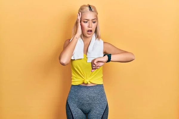 Beautiful Blonde Sports Woman Wearing Workout Outfit Looking Watch Time — Stockfoto