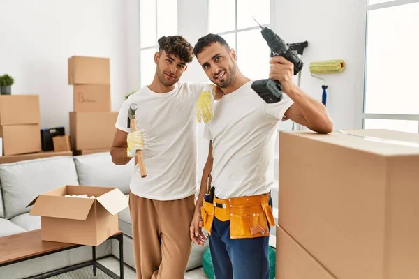 Twee Latijns Amerikaanse Mannen Paar Glimlachen Zelfverzekerd Reparerend Huis Nieuw — Stockfoto