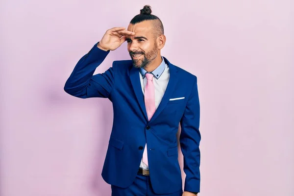 Jeune Homme Hispanique Portant Costume Affaires Cravate Très Heureux Souriant — Photo
