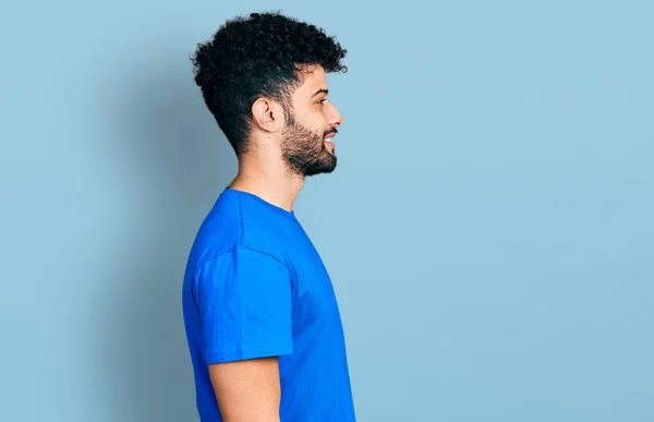 Hombre Árabe Joven Con Barba Con Camiseta Azul Casual Mirando — Foto de Stock