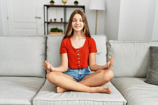 Adorabile Ragazza Che Esercizio Yoga Seduto Sul Divano Casa — Foto Stock