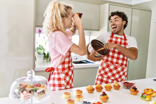 Casal Jovem Sorrindo Doces Cozinha Felizes Que Mantêm Abóbora Olhos — Fotografia de Stock