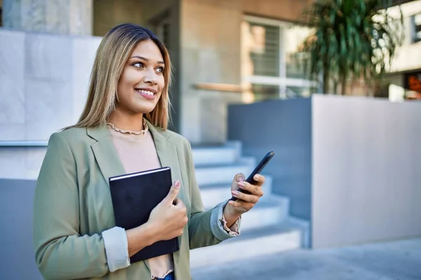 Ung Latinamerikansk Kvinna Ler Tryggt Med Smartphone Gatan — Stockfoto