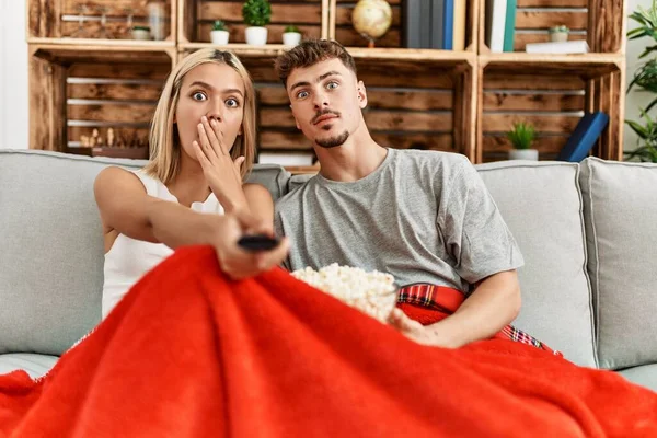 Junges Kaukasisches Paar Schaut Erschrocken Film Der Hause Popcorn Isst — Stockfoto