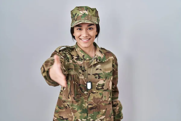 Młoda Południowoazjatycka Kobieta Mundurze Wojskowym Uśmiechnięta Przyjazna Oferująca Uścisk Dłoni — Zdjęcie stockowe