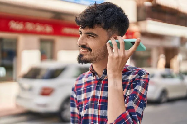 Ung Latinamerikansk Man Ler Säker Lyssna Ljud Budskap Smartphone Gatan — Stockfoto