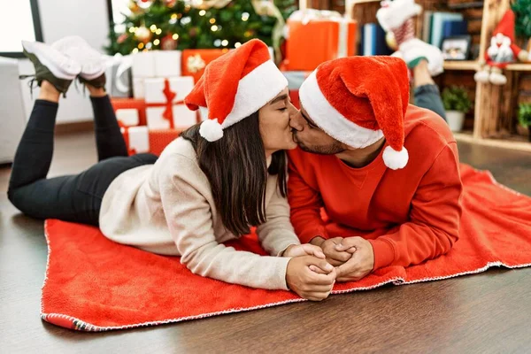 스페인 남녀가 크리스마스 바닥에서 키스하고 — 스톡 사진