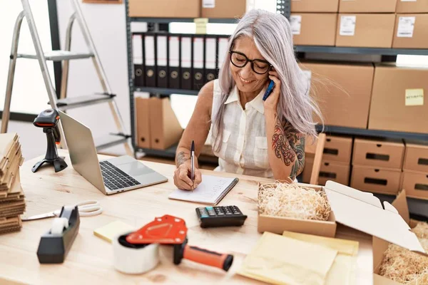 Middelbare Leeftijd Grijs Harige Vrouw Bedrijf Commerce Werknemer Praten Smartphone — Stockfoto