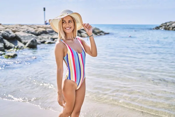 Jovem Loira Sorrindo Feliz Usando Chapéu Verão Praia — Fotografia de Stock