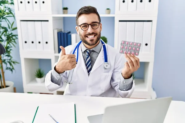 Hezký Hispánský Muž Uniformě Lékaře Drží Léky Předpis Úsměvem Šťastný — Stock fotografie