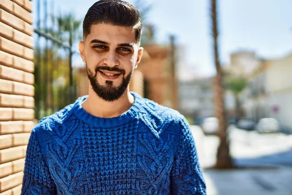 Młody Arabski Człowiek Uśmiechnięty Pewny Siebie Ulicy — Zdjęcie stockowe