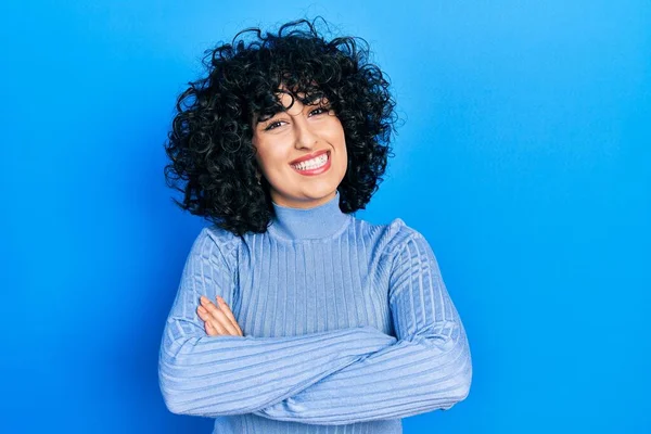 Joven Mujer Oriente Medio Vistiendo Ropa Casual Cara Feliz Sonriendo —  Fotos de Stock