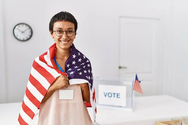 Mladá Hispánka Usmívá Sebevědomě Nosí Americkou Vlajku Volební Vysoké Škole — Stock fotografie