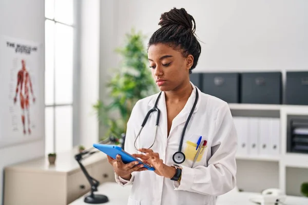 Mujer Afroamericana Vistiendo Uniforme Médico Usando Touchpad Trabajando Clínica —  Fotos de Stock