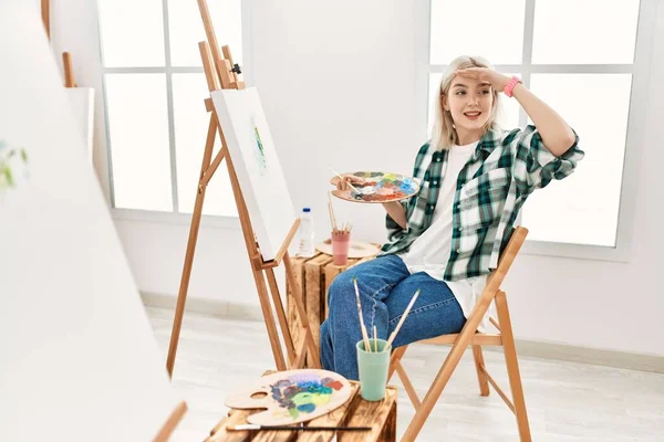 Молодая Художница Рисующая Холсте Художественной Студии Счастлива Улыбается Глядя Вдаль — стоковое фото
