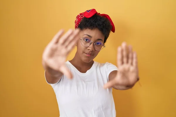 Joven Mujer Afroamericana Pie Sobre Fondo Amarillo Haciendo Marco Usando —  Fotos de Stock